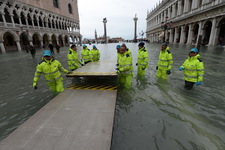 Wenecja: Podnosi się poziom wody. Miasto czeka na trzecią falę