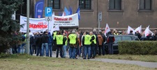 "Żądamy wycofania się z degradacji huty". Protest w Krakowie