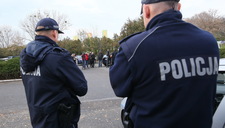 Kopali i szarpali policjantów podczas starć w Koninie. Trzech mężczyzn z zarzutami