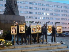 Śledztwo ws. zdjęć europosłów na szubienicach umorzone. "Celem była krytyka"